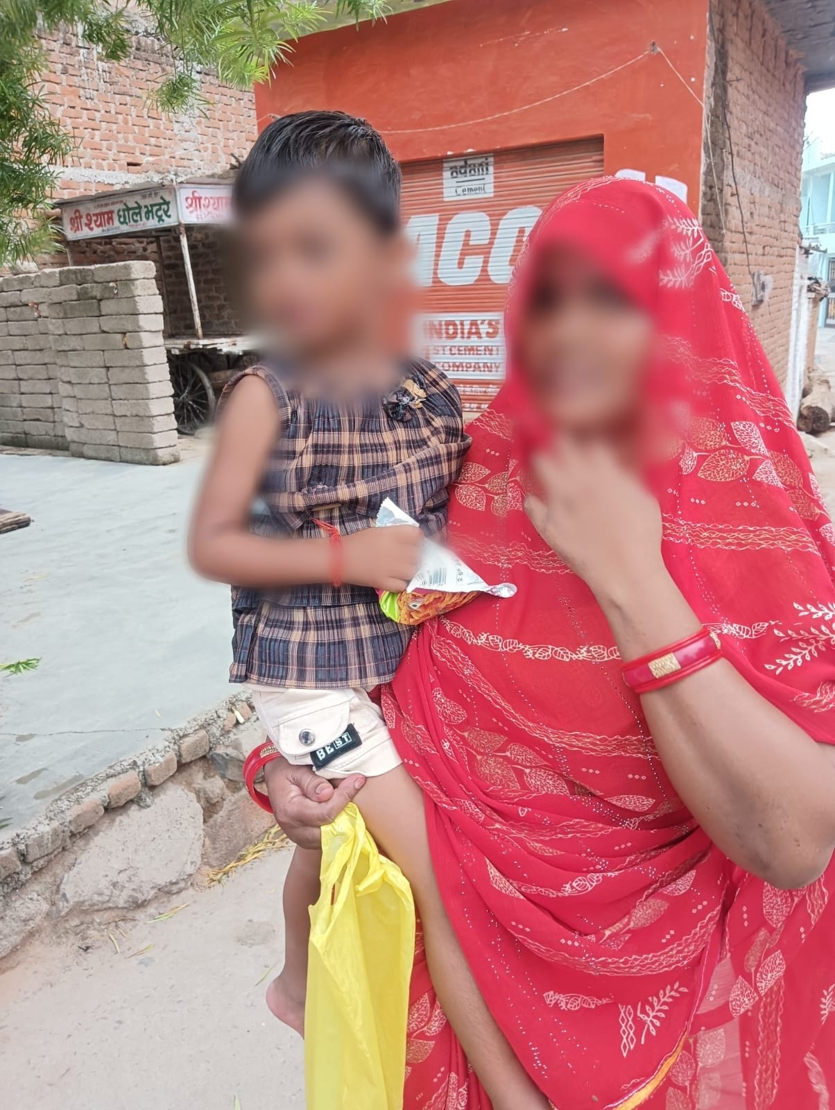 टीकमगढ़ के थाना पलेरा क्षेत्र में स्कूल से निकलकर रास्ता भटकी 05 वर्षीय बालिका, डायल-112 जवानों ने परिजन से मिलाया।